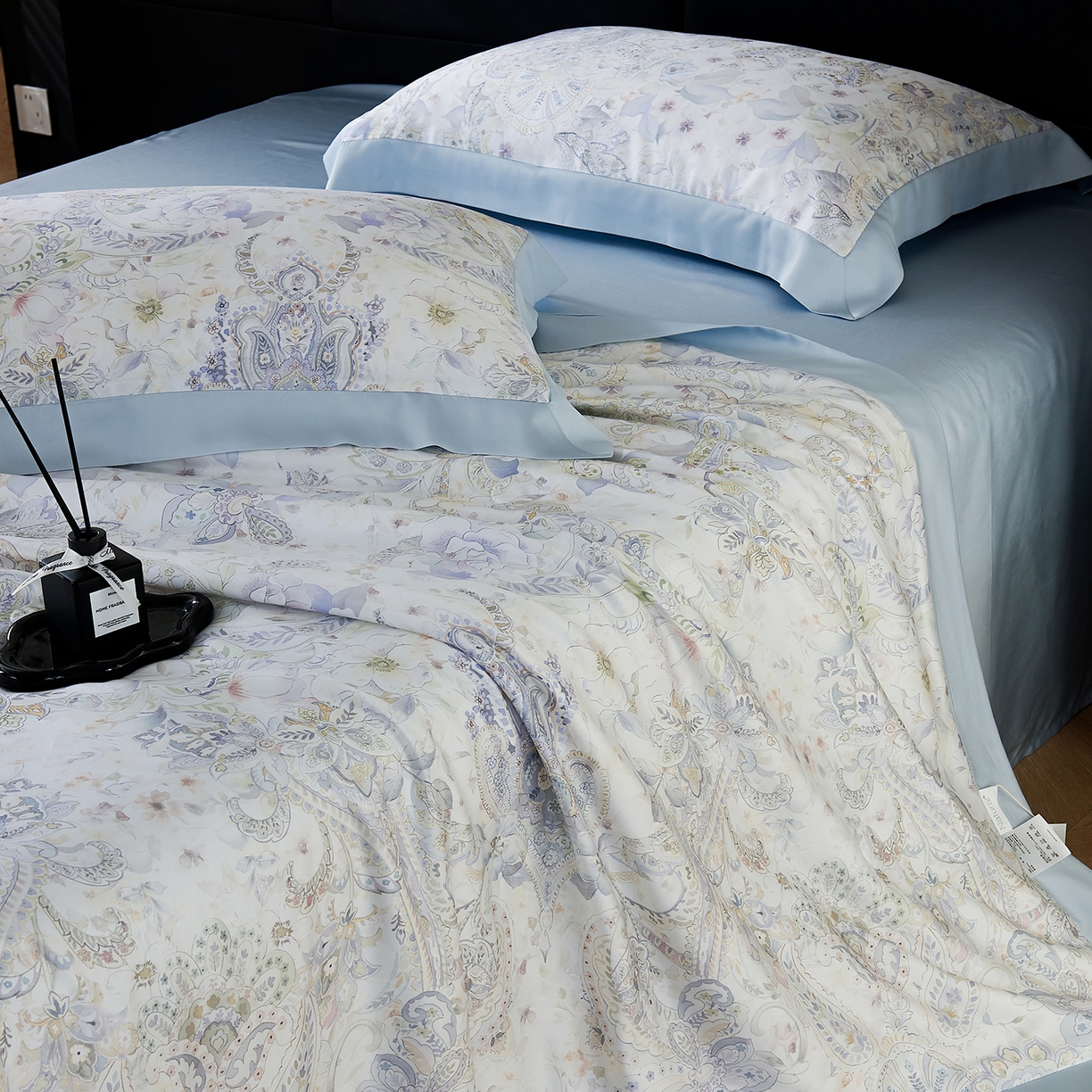 91家纺网 家纺一手货源 找家纺 久典家居 2026新款20%桑蚕丝+80%聚酯纤维宽边印花夏被四件套 洛夏