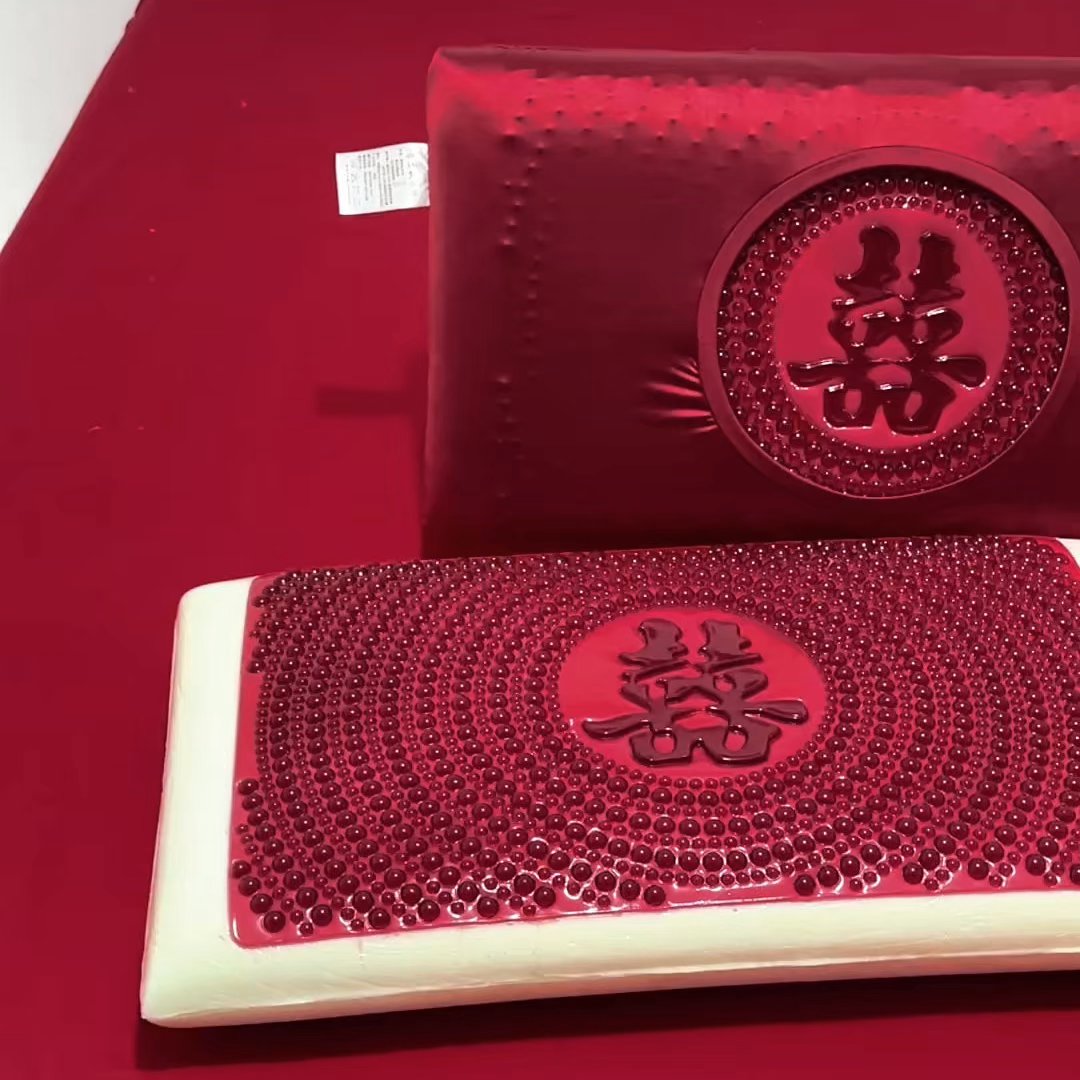 91家纺网 家纺一手货源 找家纺 土多多枕芯 2026新款直播爆款凝胶记忆棉枕头大红婚庆枕芯结婚婚礼恒温记忆棉 婚庆凝胶记忆枕-喜 40x70cm/只