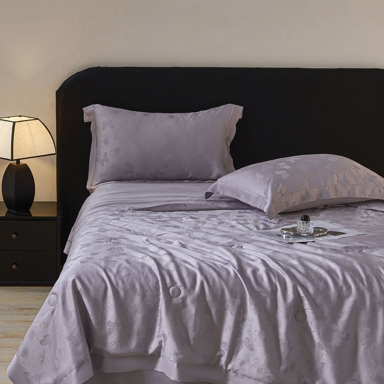 91家纺网 家纺一手货源 找家纺 久典家居 2026新款20%桑蚕丝+80%聚酯纤维提花夏被四件套-锦时系列 锦时-夏