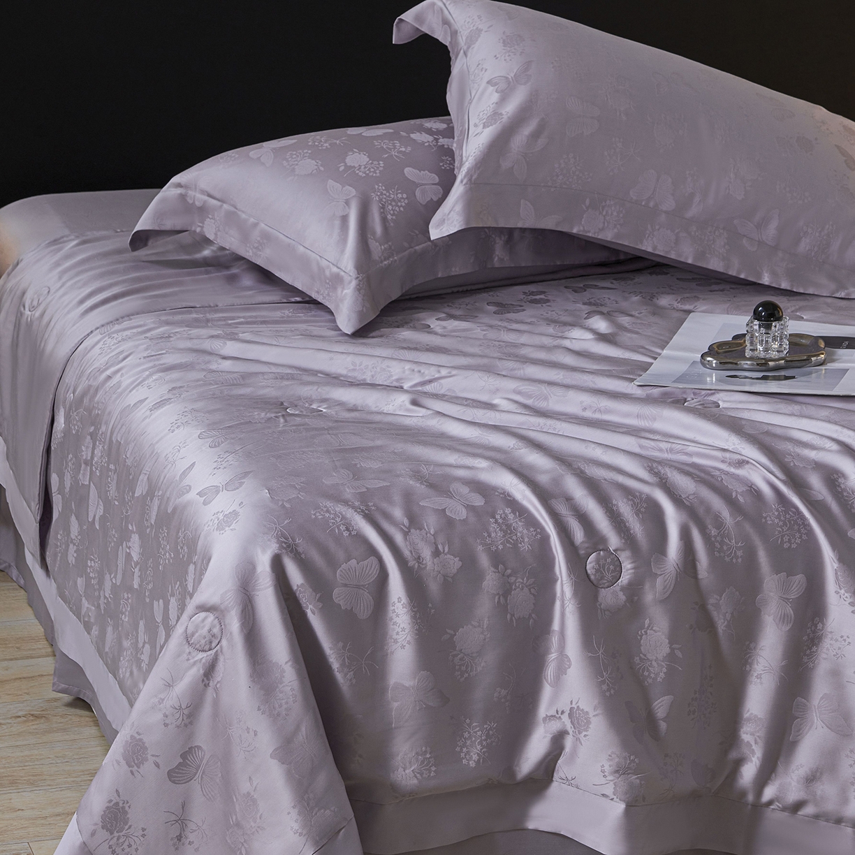 91家纺网 家纺一手货源 找家纺 久典家居 2026新款20%桑蚕丝+80%聚酯纤维提花夏被四件套-锦时系列 锦时-夏