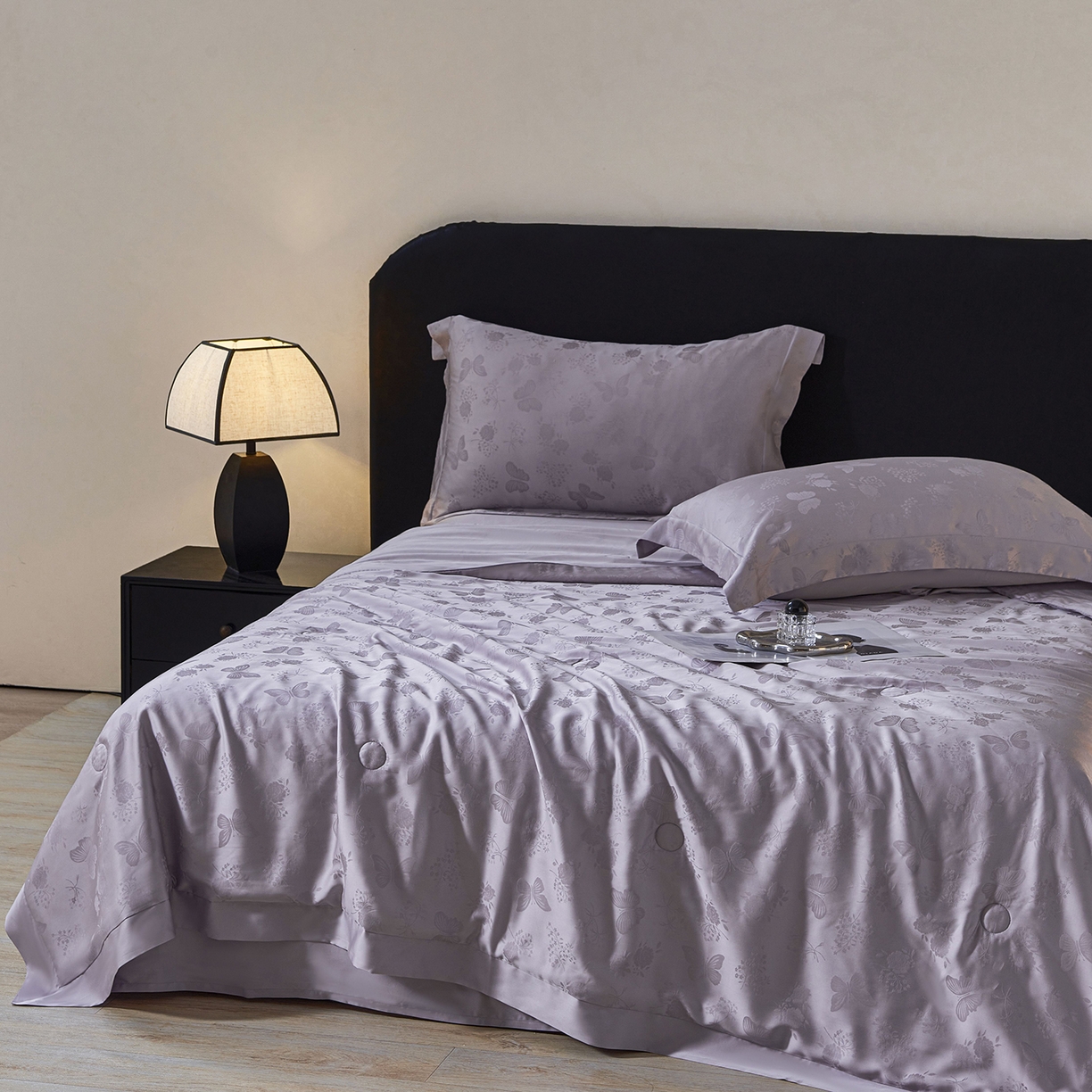 91家纺网 家纺一手货源 找家纺 久典家居 2026新款20%桑蚕丝+80%聚酯纤维提花夏被四件套-锦时系列 锦时-夏