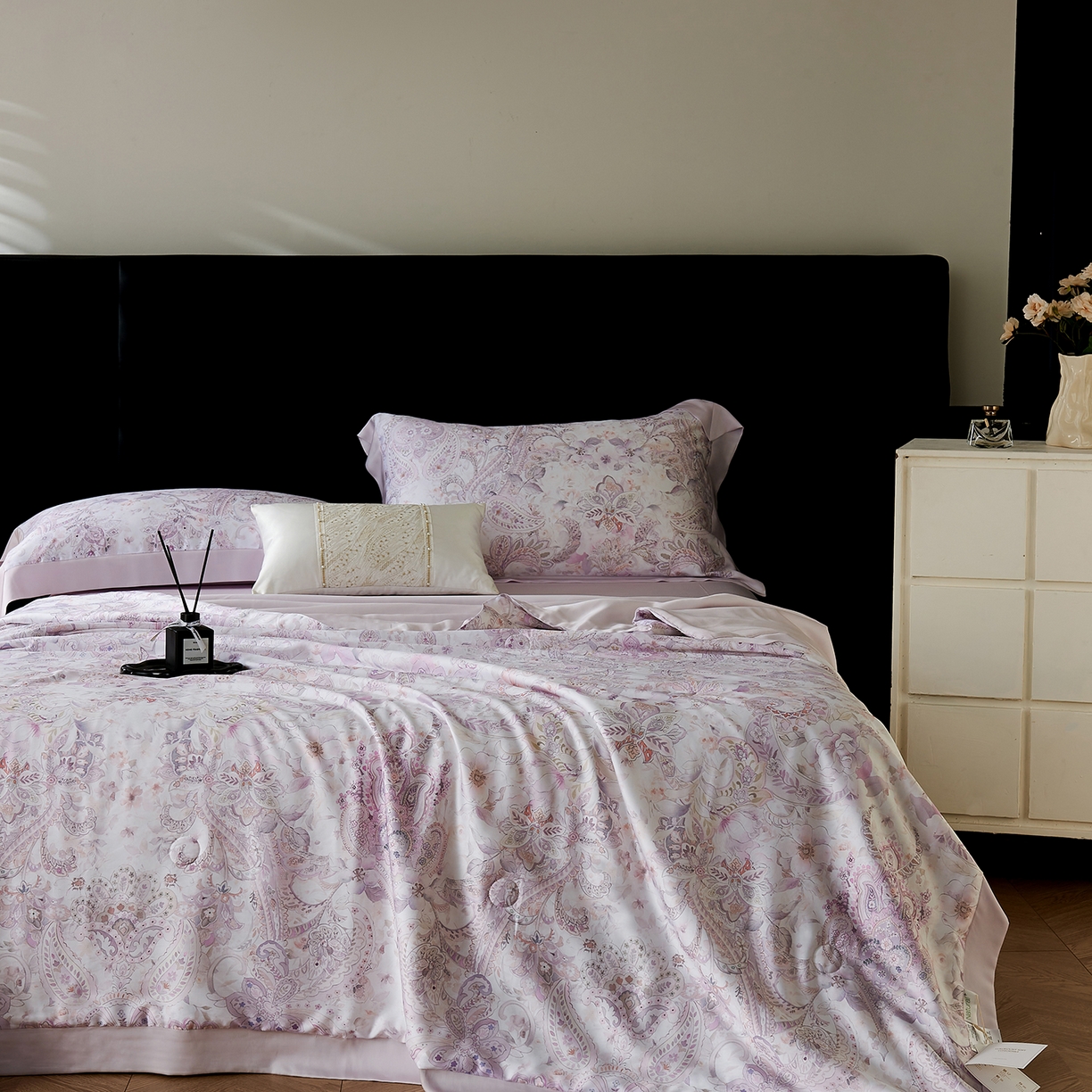 久典家居 2026新款20%桑蚕丝+80%聚酯纤维宽边印花夏被四件套 沐雨