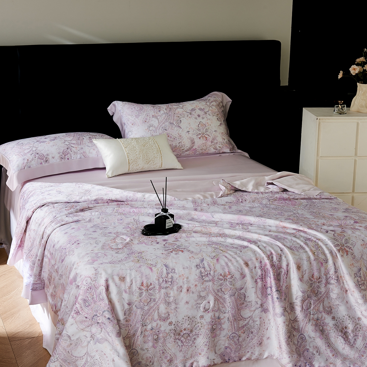 91家纺网 家纺一手货源 找家纺 久典家居 2026新款20%桑蚕丝+80%聚酯纤维宽边印花夏被四件套 沐雨