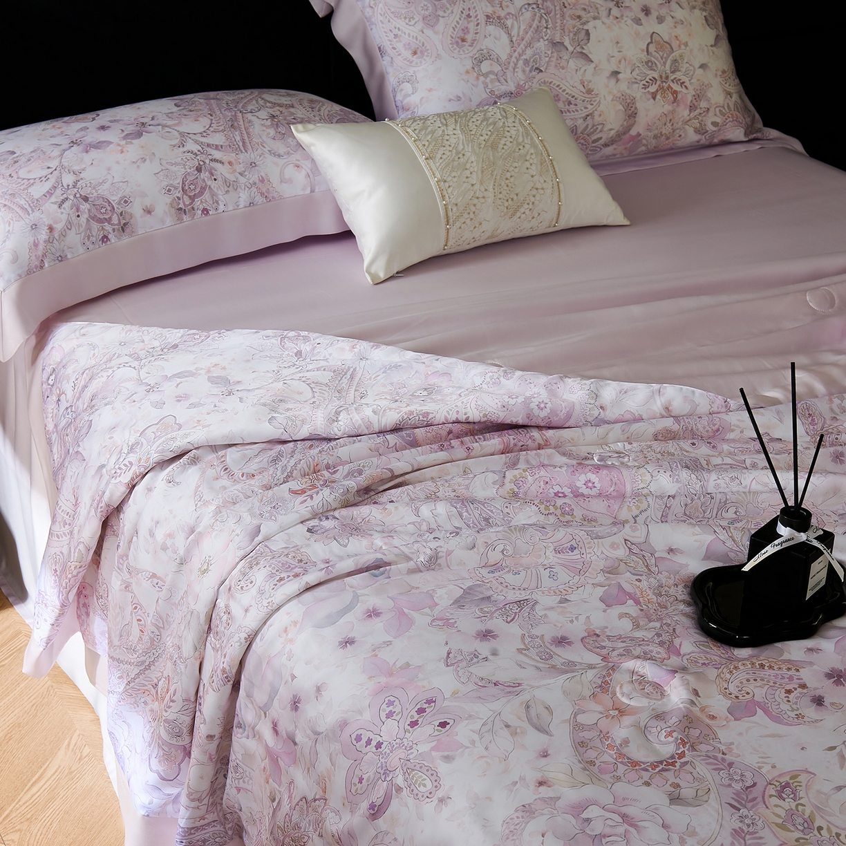 91家纺网 家纺一手货源 找家纺 久典家居 2026新款20%桑蚕丝+80%聚酯纤维宽边印花夏被四件套 沐雨