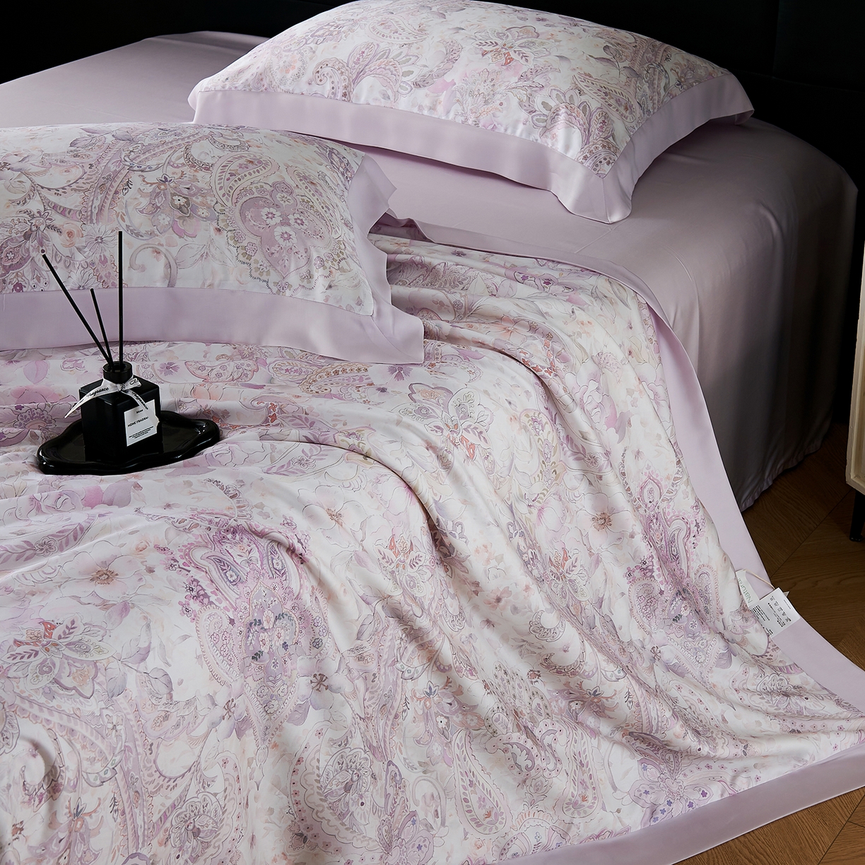 91家纺网 家纺一手货源 找家纺 久典家居 2026新款20%桑蚕丝+80%聚酯纤维宽边印花夏被四件套 沐雨