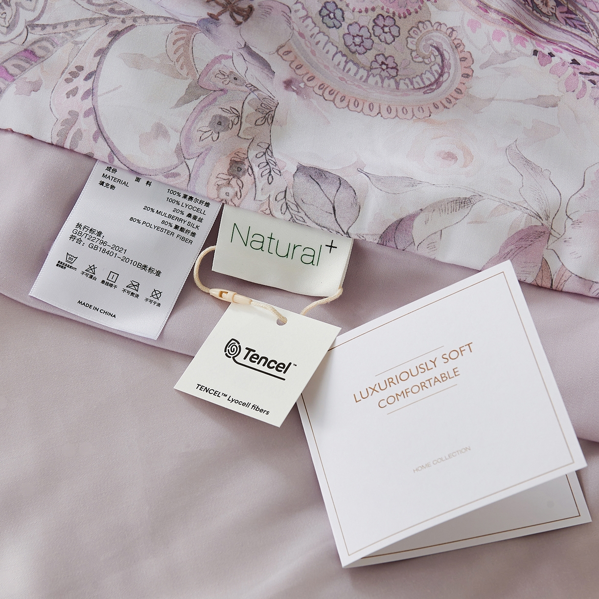 91家纺网 家纺一手货源 找家纺 久典家居 2026新款20%桑蚕丝+80%聚酯纤维宽边印花夏被四件套 沐雨