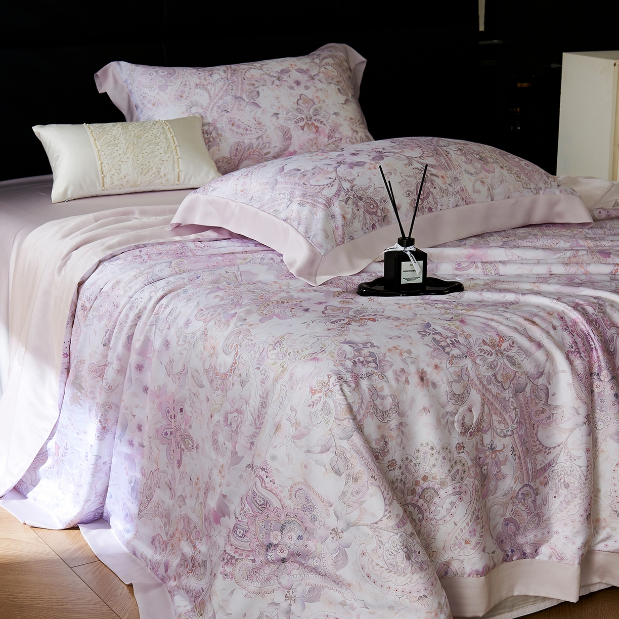 91家纺网 家纺一手货源 找家纺 久典家居 2026新款20%桑蚕丝+80%聚酯纤维宽边印花夏被四件套 沐雨