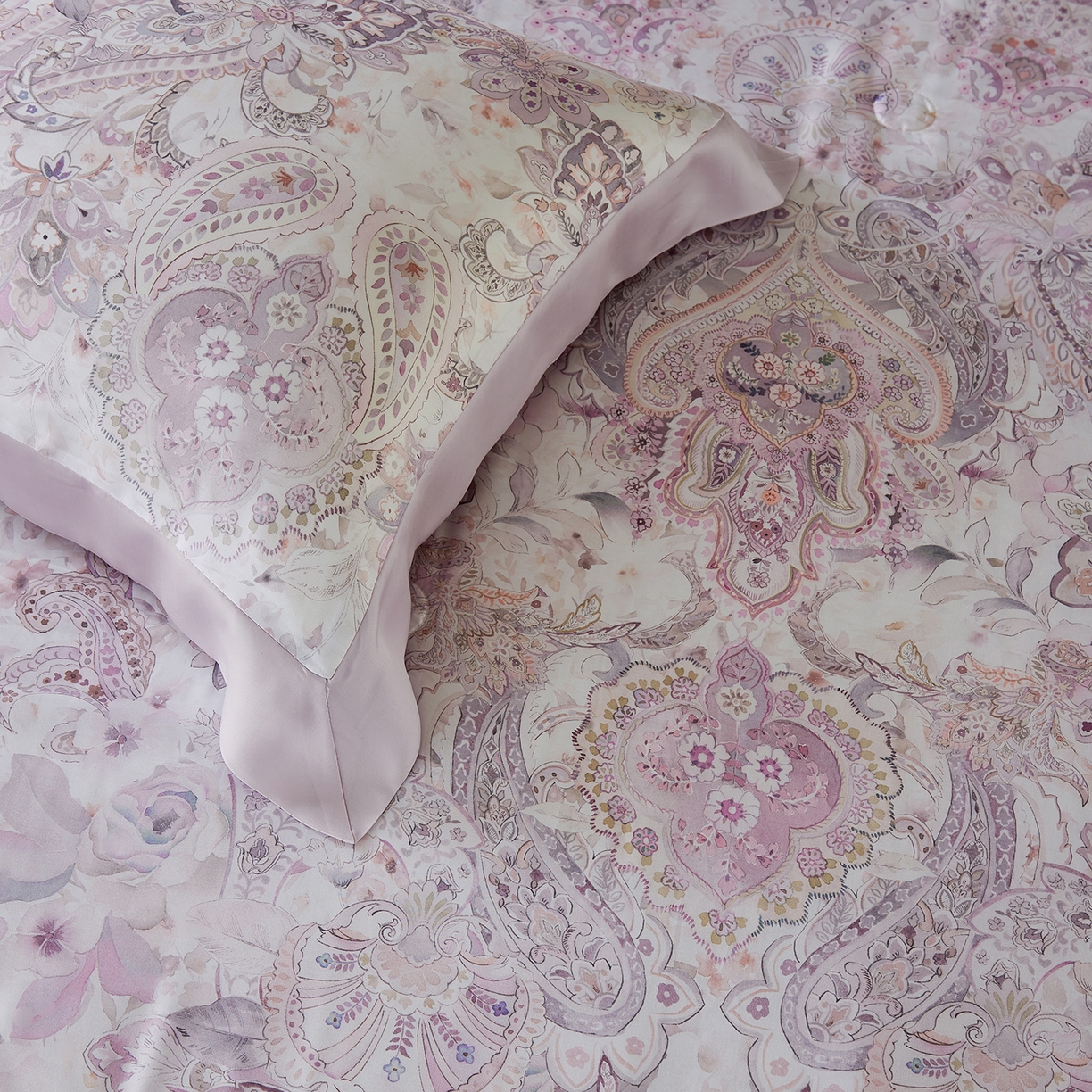 91家纺网 家纺一手货源 找家纺 久典家居 2026新款20%桑蚕丝+80%聚酯纤维宽边印花夏被四件套 沐雨