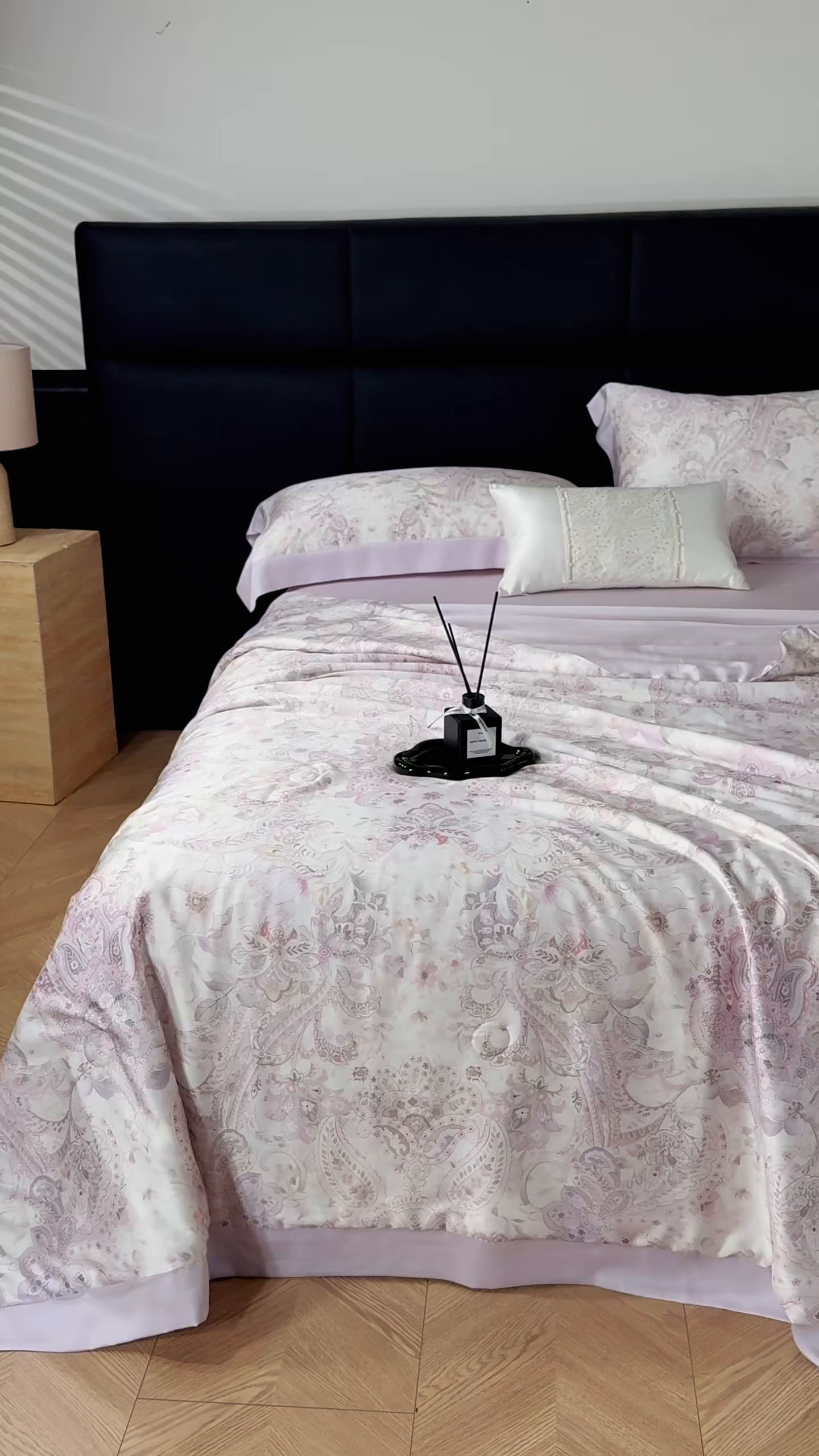 91家纺网 家纺一手货源 找家纺 久典家居 2026新款20%桑蚕丝+80%聚酯纤维宽边印花夏被四件套 沐雨