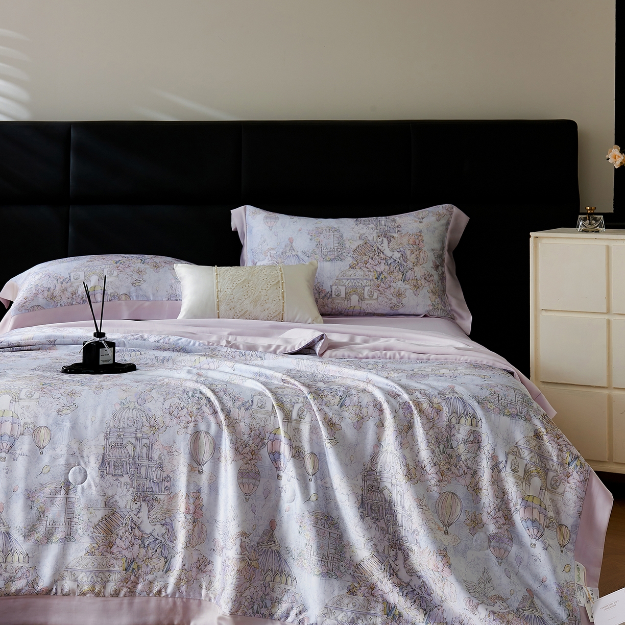 久典家居 2026新款20%桑蚕丝+80%聚酯纤维宽边印花夏被四件套 游园会