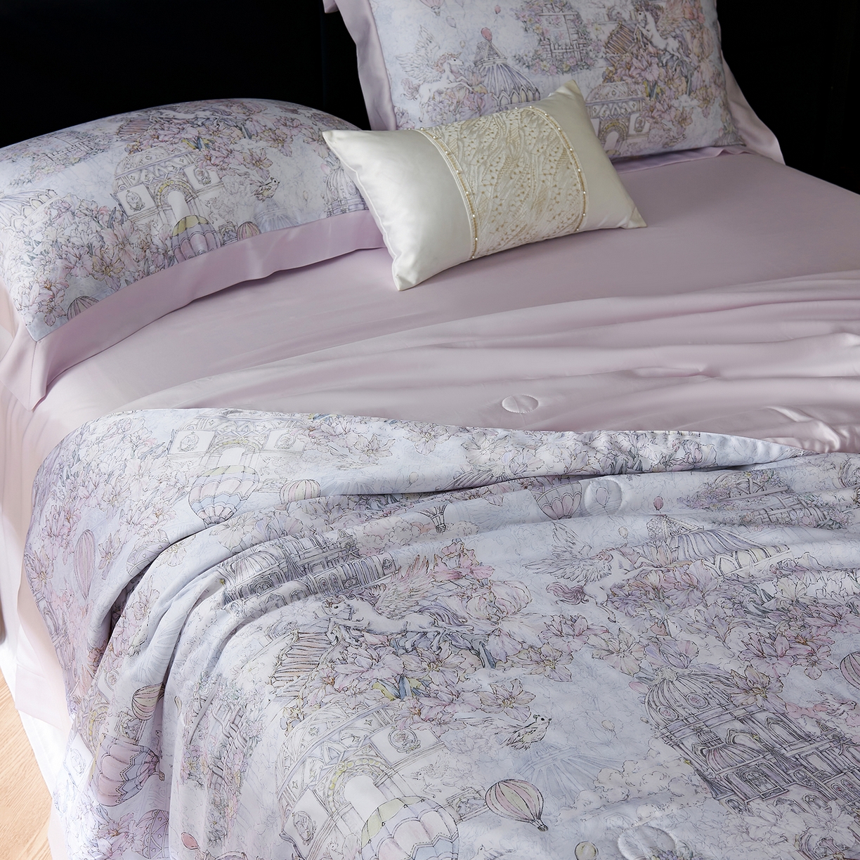 91家纺网 家纺一手货源 找家纺 久典家居 2026新款20%桑蚕丝+80%聚酯纤维宽边印花夏被四件套 游园会