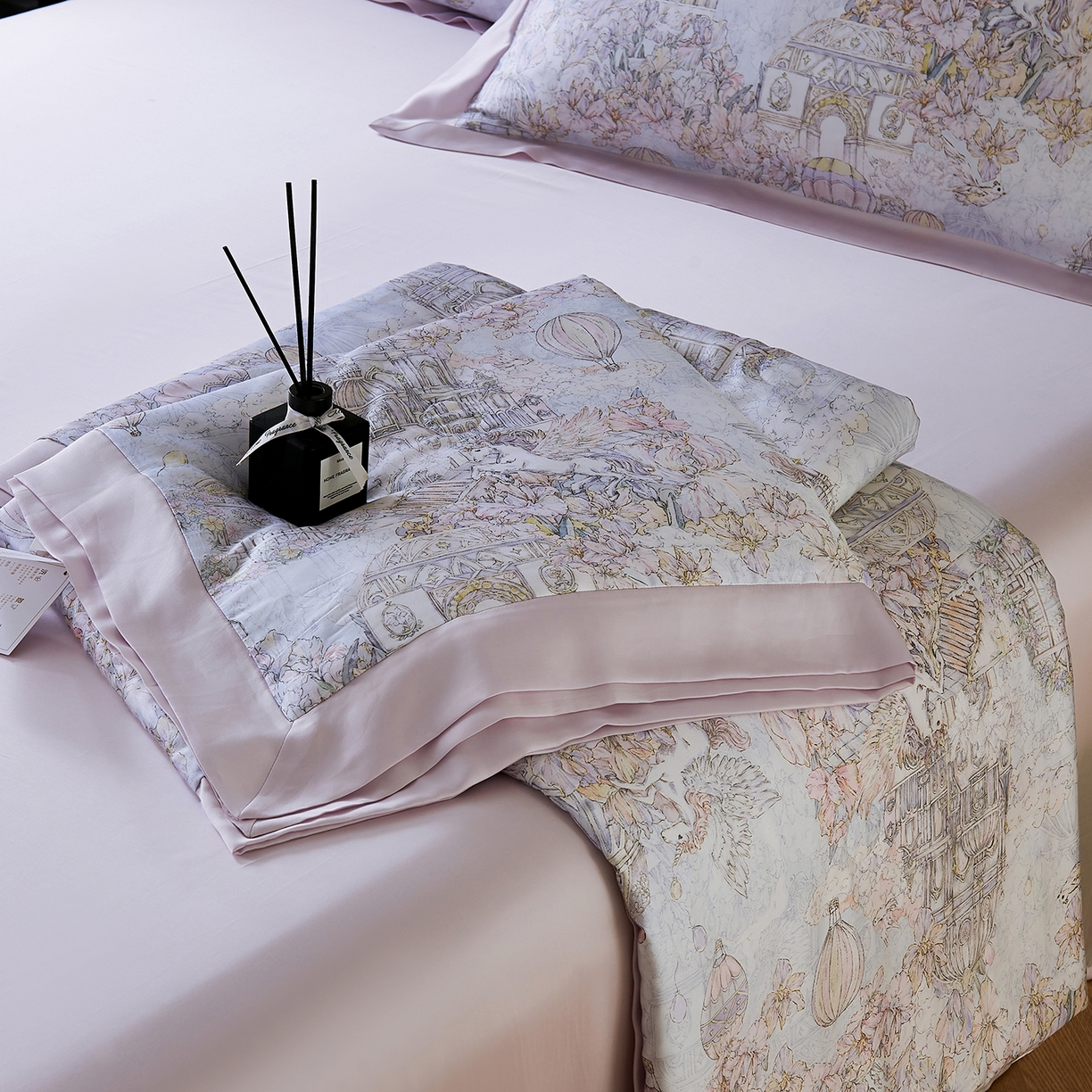 91家纺网 家纺一手货源 找家纺 久典家居 2026新款20%桑蚕丝+80%聚酯纤维宽边印花夏被四件套 游园会