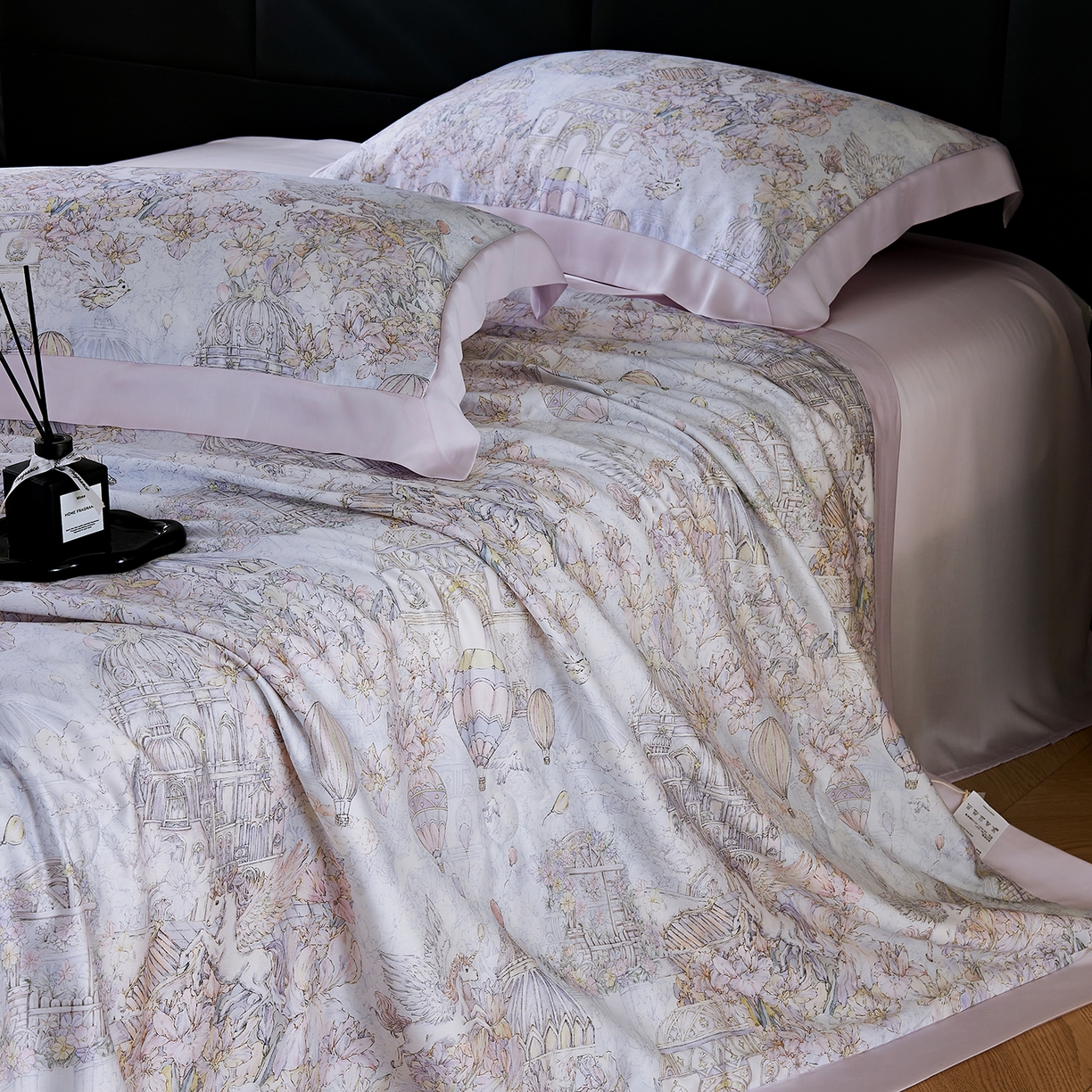 91家纺网 家纺一手货源 找家纺 久典家居 2026新款20%桑蚕丝+80%聚酯纤维宽边印花夏被四件套 游园会