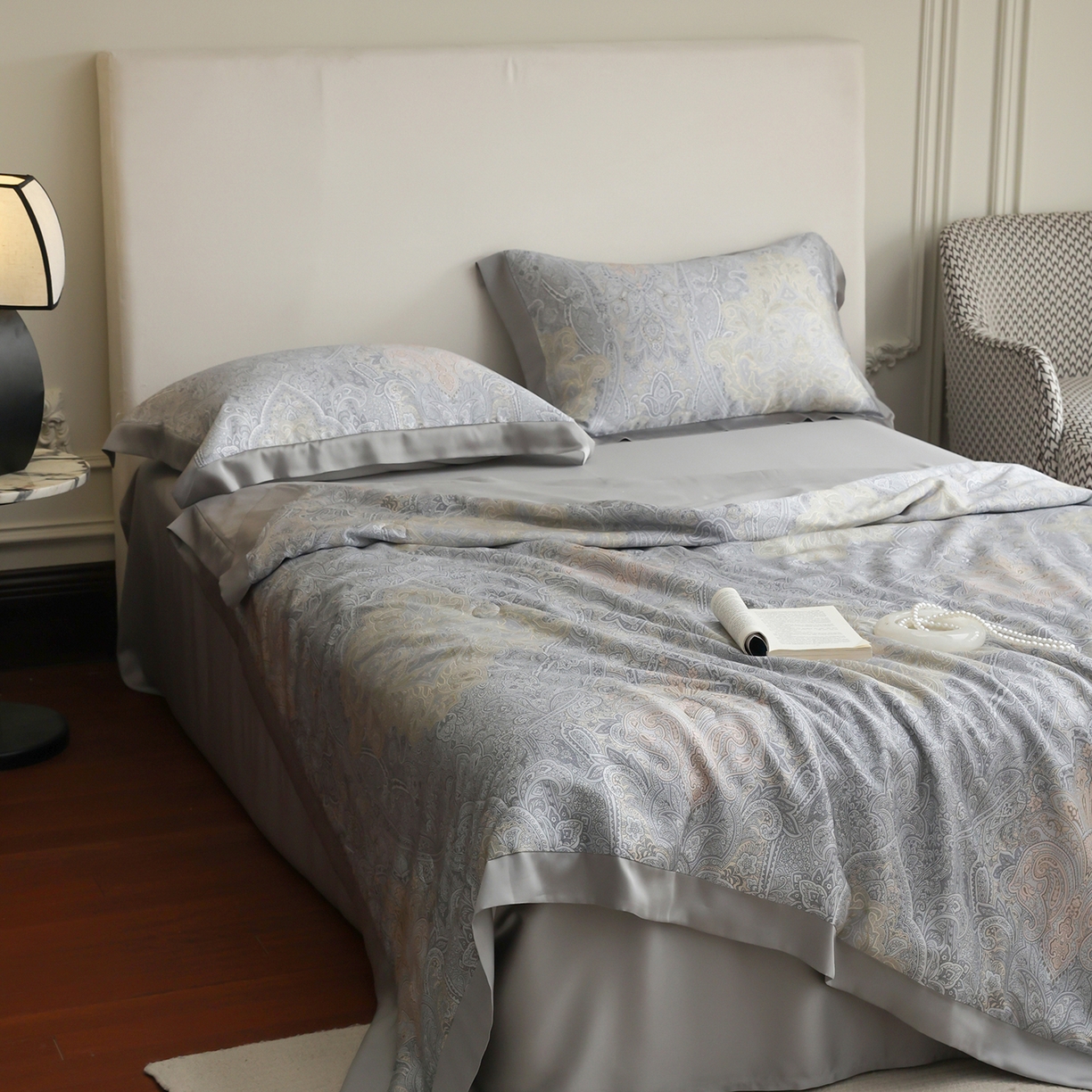 91家纺网 家纺一手货源 找家纺 久典家居 2026新款20%桑蚕丝+80%聚酯纤维宽边夏被四件套 艾尔莎