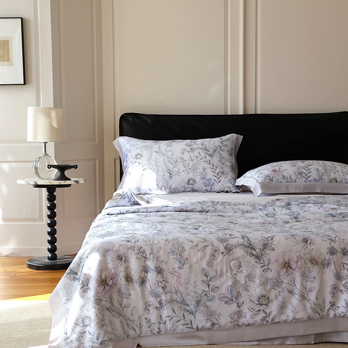 91家纺网 家纺一手货源 找家纺 久典家居 2026新款20%桑蚕丝+80%聚酯纤维宽边夏被四件套 彼岸