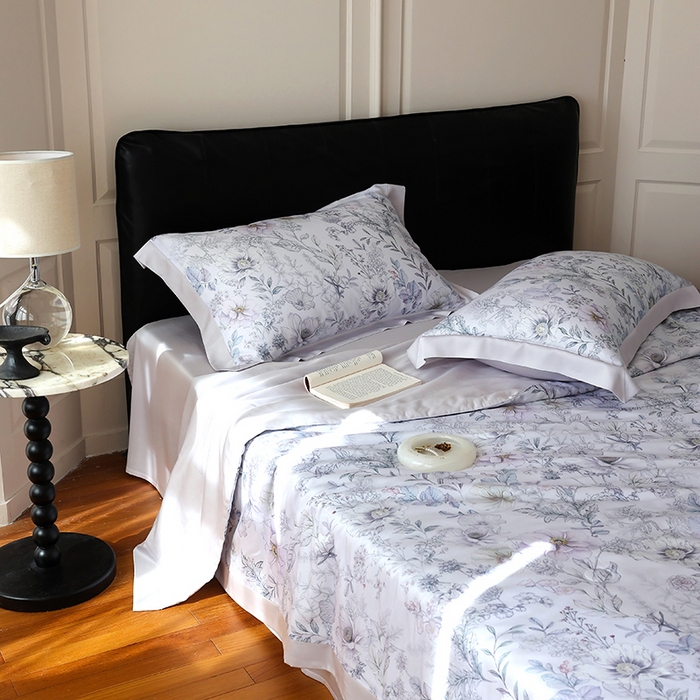 91家纺网 家纺一手货源 找家纺 久典家居 2026新款20%桑蚕丝+80%聚酯纤维宽边夏被四件套 彼岸