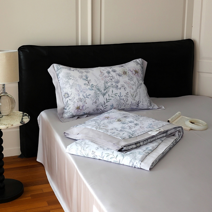 91家纺网 家纺一手货源 找家纺 久典家居 2026新款20%桑蚕丝+80%聚酯纤维宽边夏被四件套 彼岸