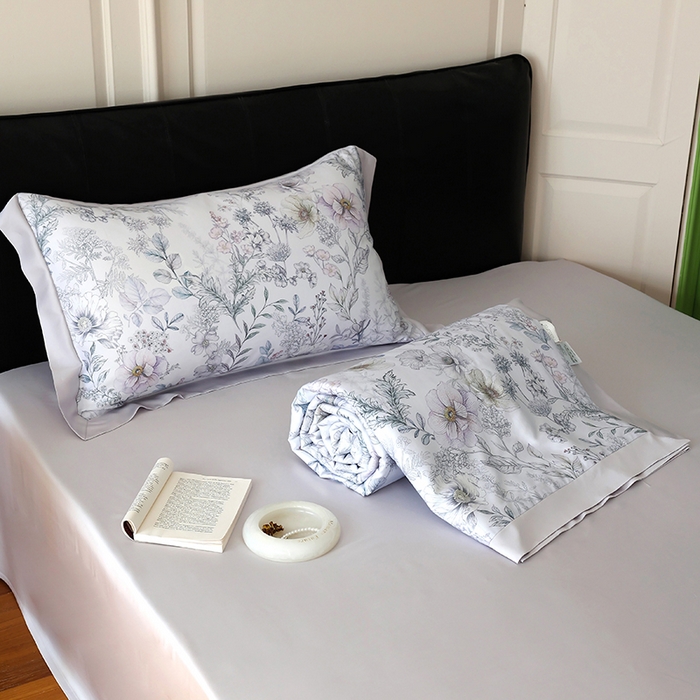 91家纺网 家纺一手货源 找家纺 久典家居 2026新款20%桑蚕丝+80%聚酯纤维宽边夏被四件套 彼岸