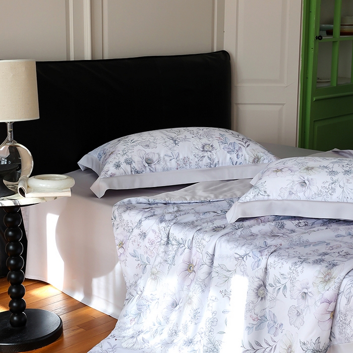 91家纺网 家纺一手货源 找家纺 久典家居 2026新款20%桑蚕丝+80%聚酯纤维宽边夏被四件套 彼岸