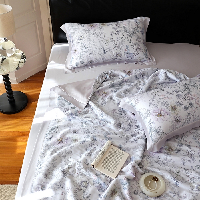 91家纺网 家纺一手货源 找家纺 久典家居 2026新款20%桑蚕丝+80%聚酯纤维宽边夏被四件套 彼岸