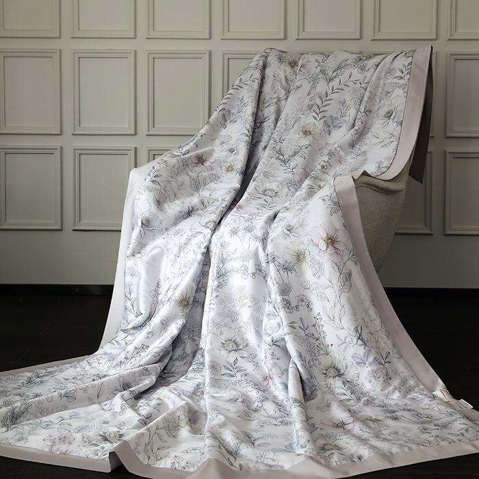 91家纺网 家纺一手货源 找家纺 久典家居 2026新款20%桑蚕丝+80%聚酯纤维宽边夏被四件套 彼岸