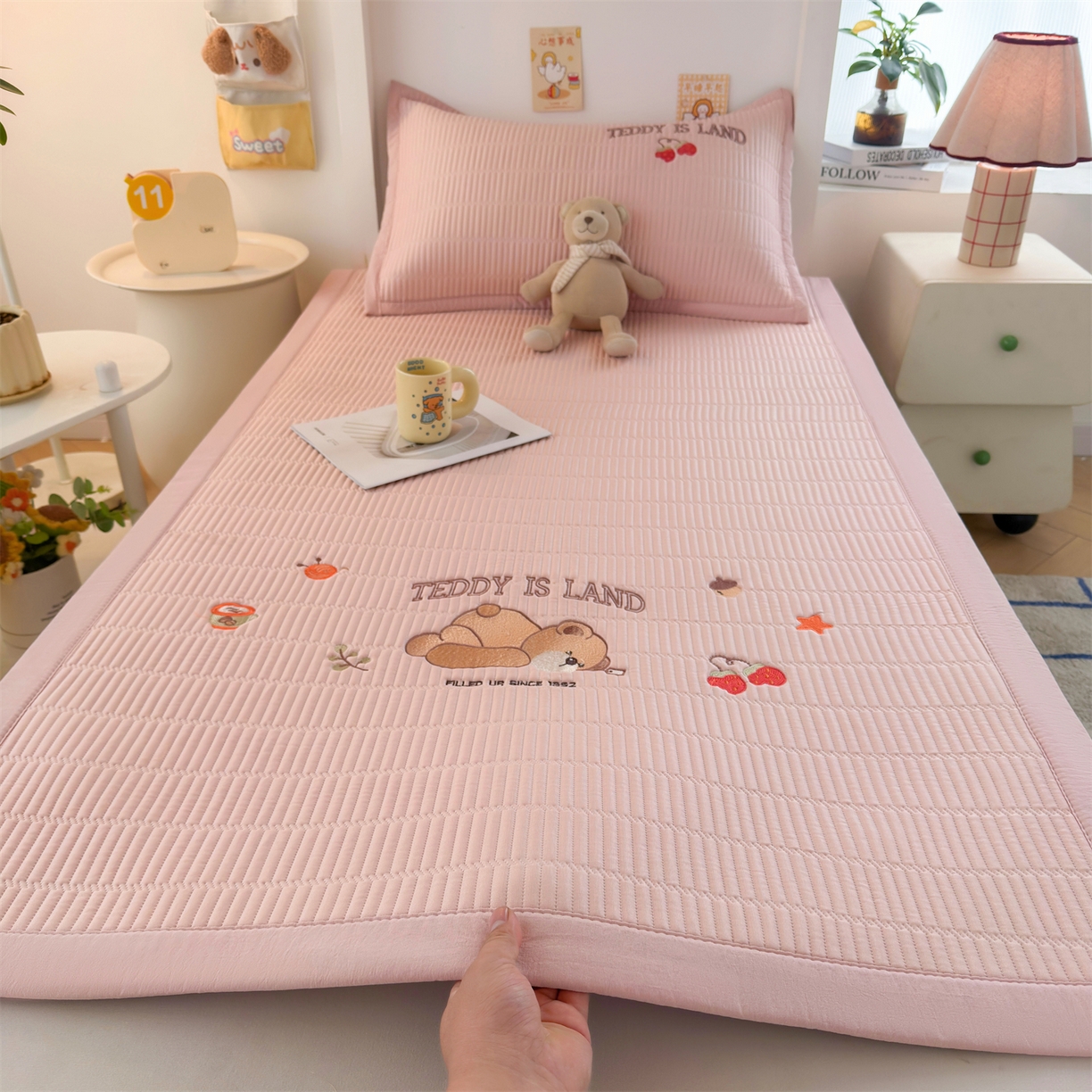 91家纺网 家纺一手货源 找家纺 慕木家纺 2026新品A类高端刺绣PE乙纶冰豆豆凉席泰迪爱兰系列正版授权(提供买家秀) 粉莓熊眠-粉