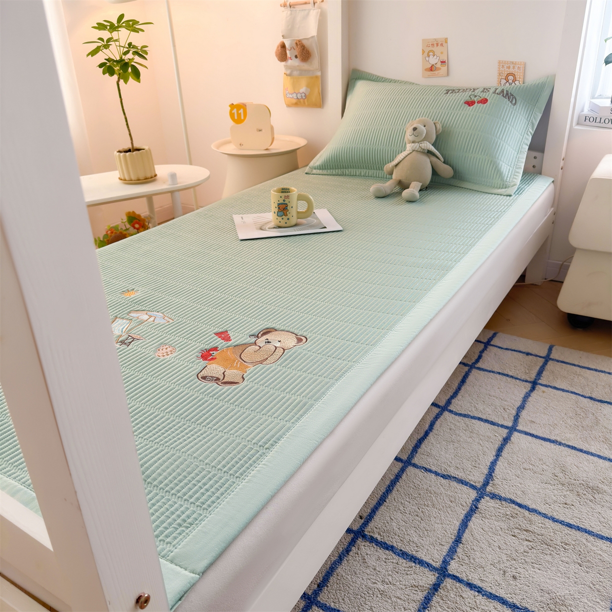 91家纺网 家纺一手货源 找家纺 慕木家纺 2026新品A类高端刺绣PE乙纶冰豆豆凉席泰迪爱兰系列正版授权(提供买家秀) 青屿熊语-绿