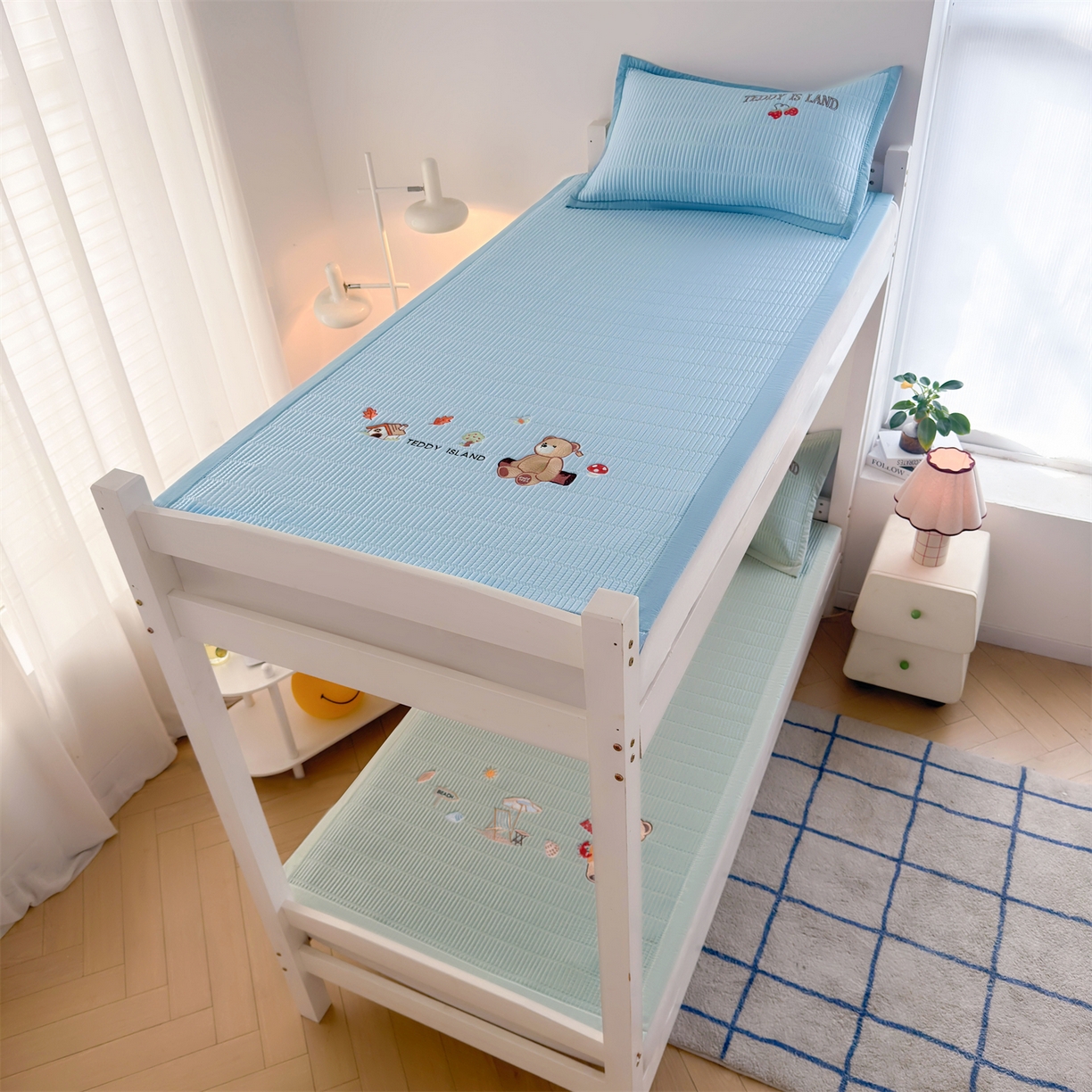 91家纺网 家纺一手货源 找家纺 慕木家纺 2026新品A类高端刺绣PE乙纶冰豆豆凉席泰迪爱兰系列正版授权(提供买家秀) 蓝屿泰迪-蓝