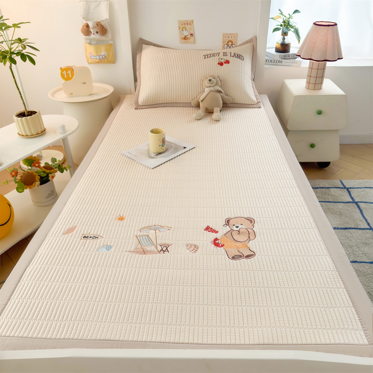 91家纺网 家纺一手货源 找家纺 慕木家纺 2026新品A类高端刺绣PE乙纶冰豆豆凉席泰迪爱兰系列正版授权(提供买家秀) 青屿熊语-米白