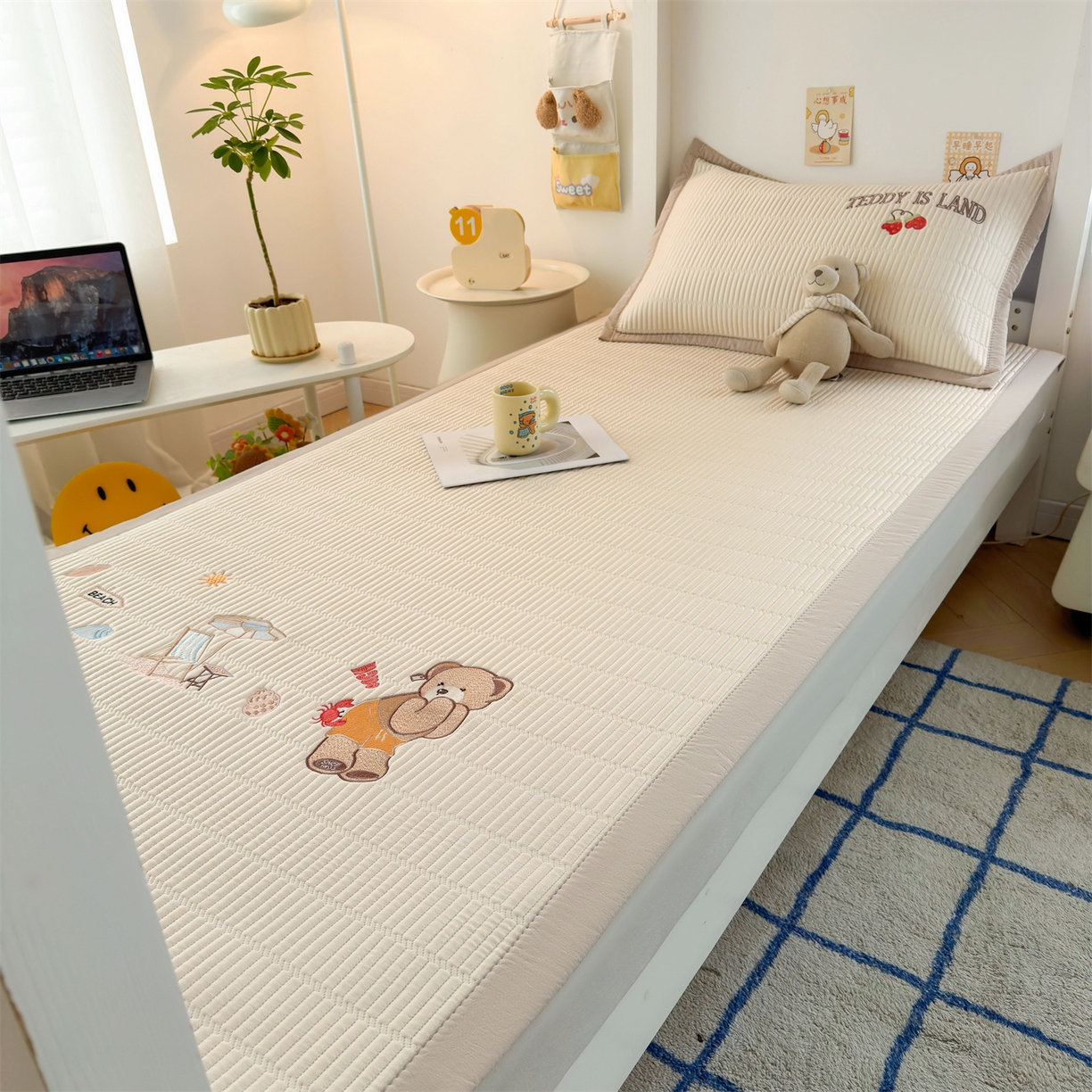 91家纺网 家纺一手货源 找家纺 慕木家纺 2026新品A类高端刺绣PE乙纶冰豆豆凉席泰迪爱兰系列正版授权(提供买家秀) 青屿熊语-米白