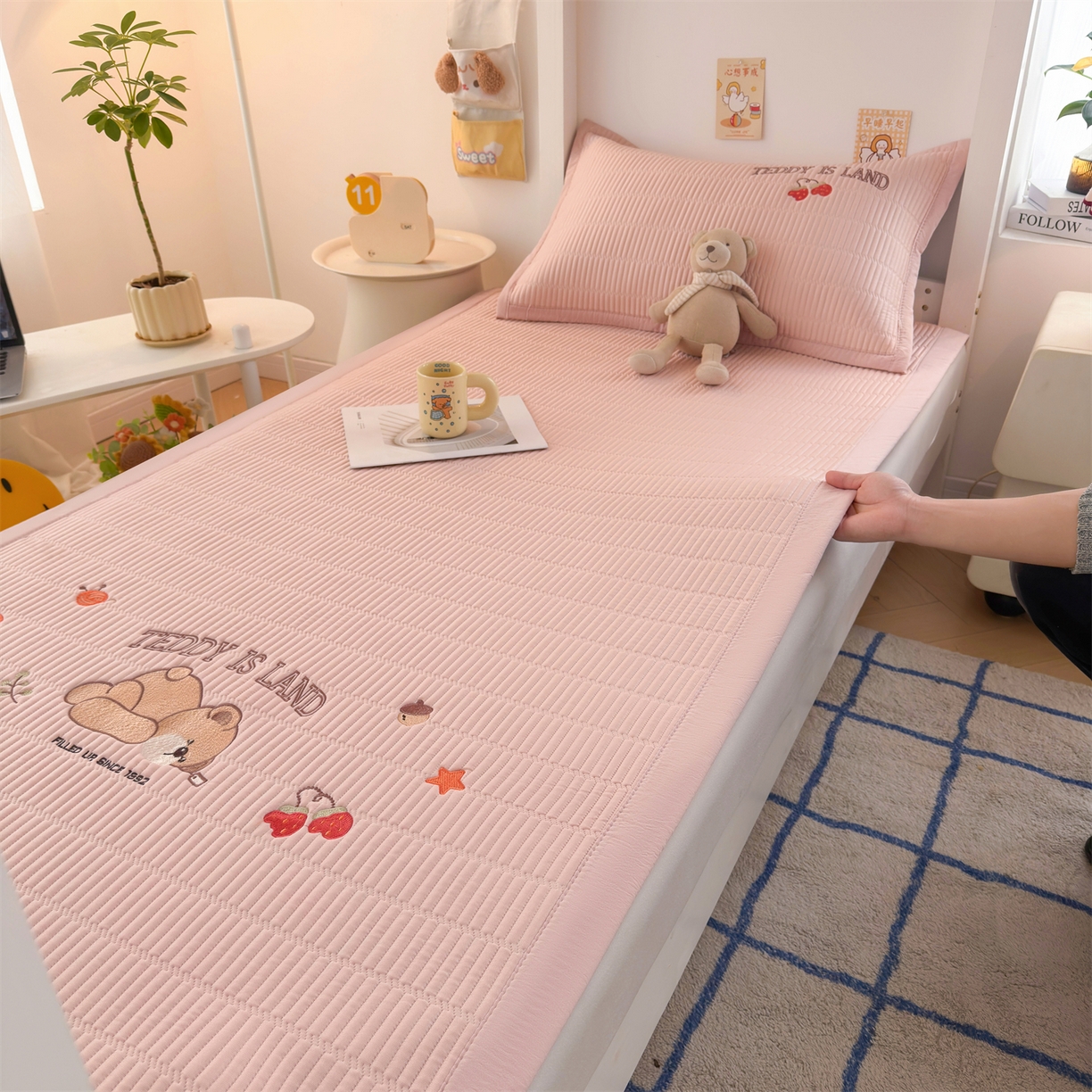 91家纺网 家纺一手货源 找家纺 慕木家纺 2026新品A类高端刺绣PE乙纶冰豆豆凉席泰迪爱兰系列正版授权(提供买家秀) 粉莓熊眠-粉