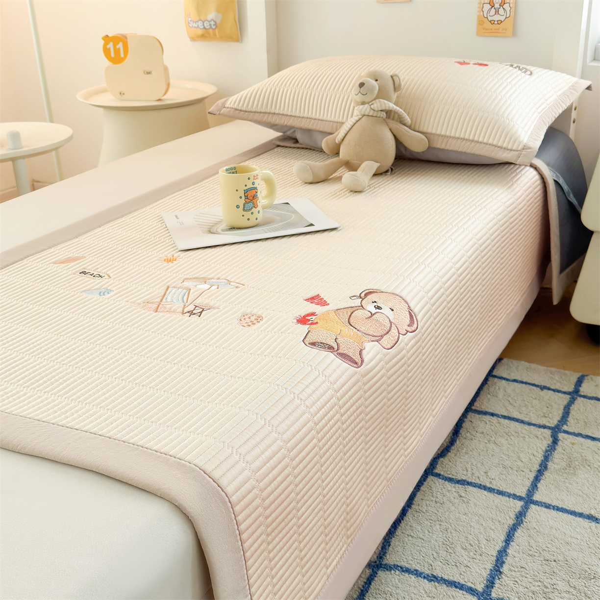 91家纺网 家纺一手货源 找家纺 慕木家纺 2026新品A类高端刺绣PE乙纶冰豆豆凉席泰迪爱兰系列正版授权(提供买家秀) 青屿熊语-米白