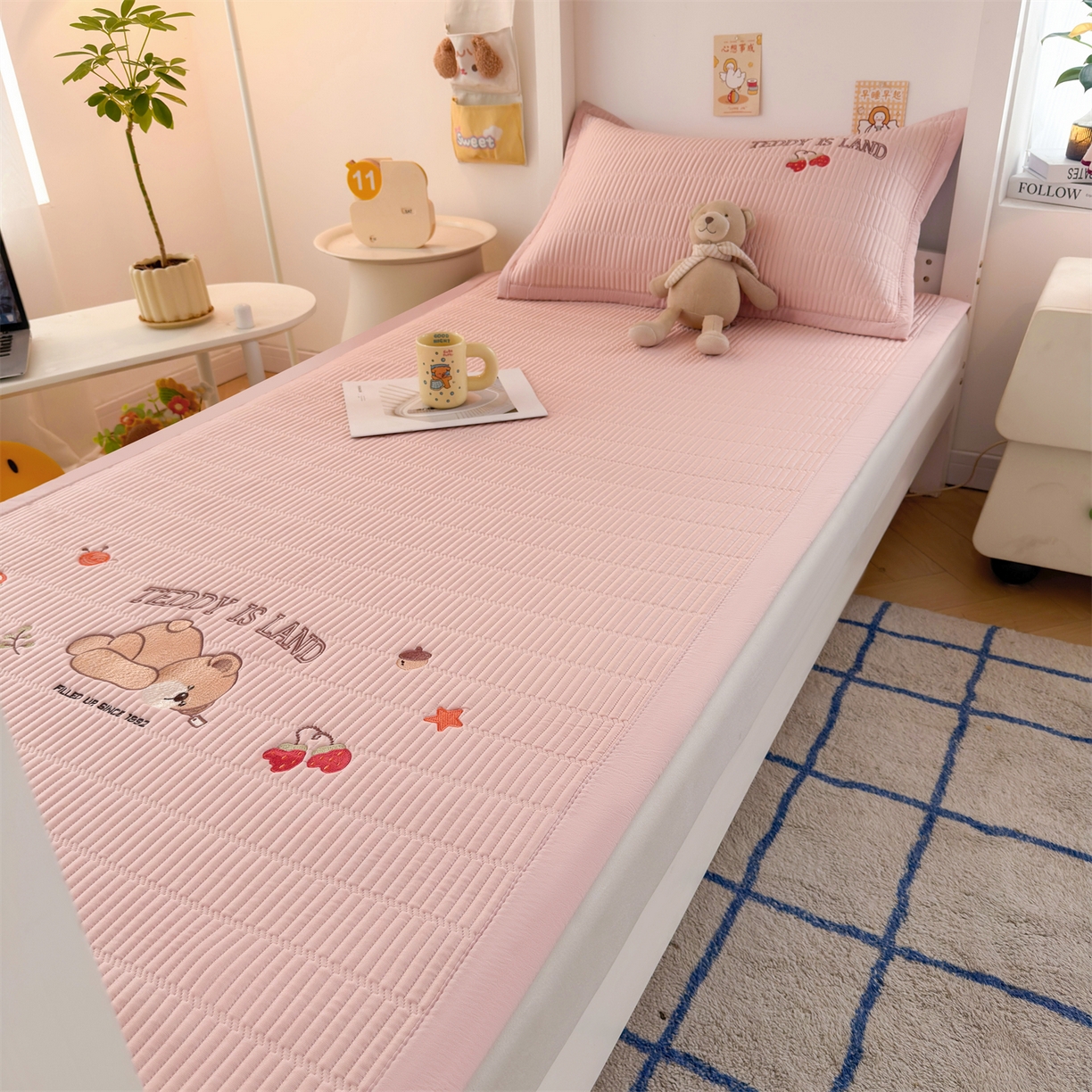 91家纺网 家纺一手货源 找家纺 慕木家纺 2026新品A类高端刺绣PE乙纶冰豆豆凉席泰迪爱兰系列正版授权(提供买家秀) 粉莓熊眠-粉