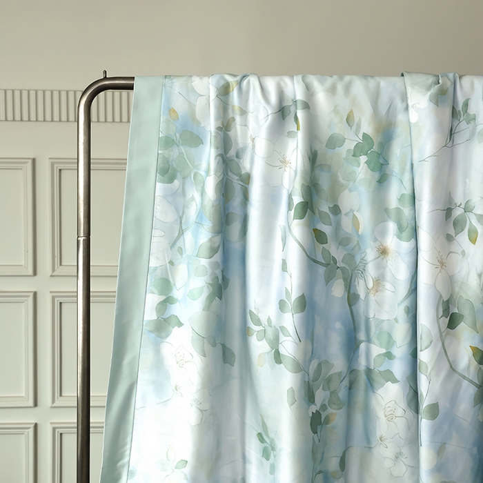 91家纺网 家纺一手货源 找家纺 久典家居 2026新款20%桑蚕丝+80%聚酯纤维宽边夏被四件套 碧天