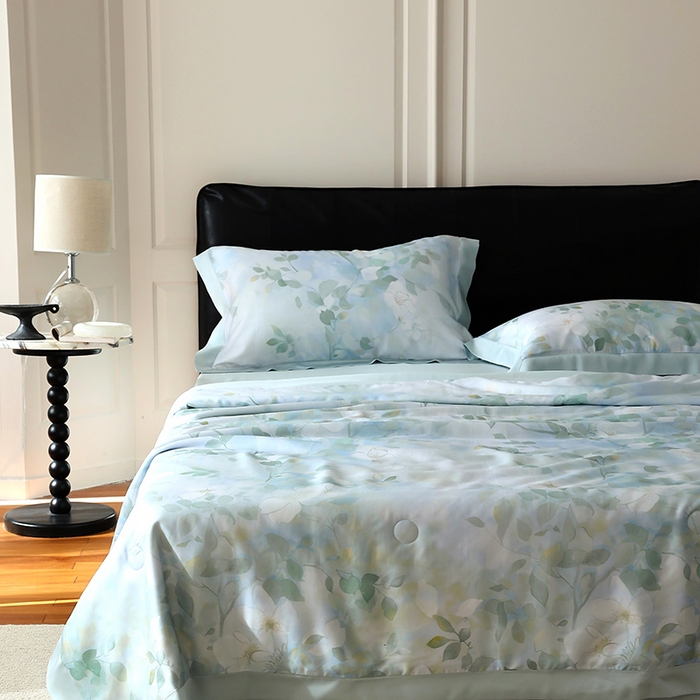 91家纺网 家纺一手货源 找家纺 久典家居 2026新款20%桑蚕丝+80%聚酯纤维宽边夏被四件套 碧天