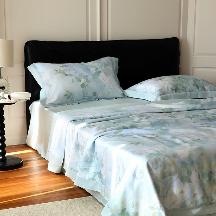 91家纺网 家纺一手货源 找家纺 久典家居 2026新款20%桑蚕丝+80%聚酯纤维宽边夏被四件套 碧天