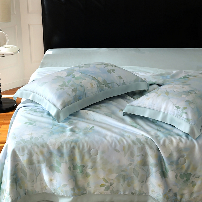 91家纺网 家纺一手货源 找家纺 久典家居 2026新款20%桑蚕丝+80%聚酯纤维宽边夏被四件套 碧天