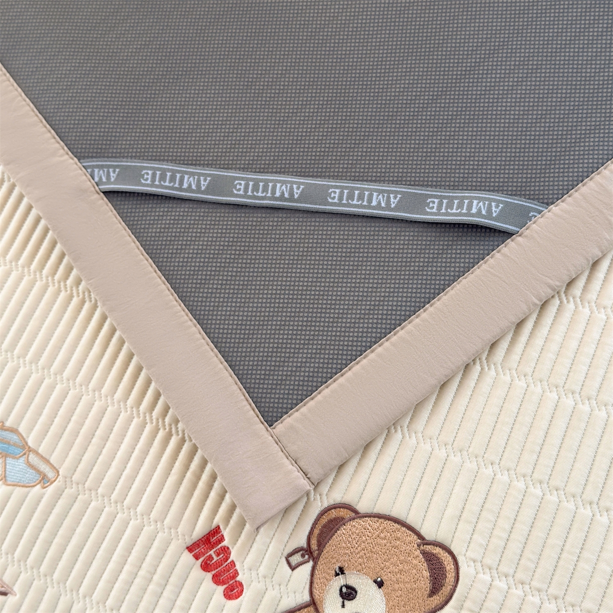 91家纺网 家纺一手货源 找家纺 慕木家纺 2026新品A类高端刺绣PE乙纶冰豆豆凉席泰迪爱兰系列正版授权(提供买家秀) 青屿熊语-米白