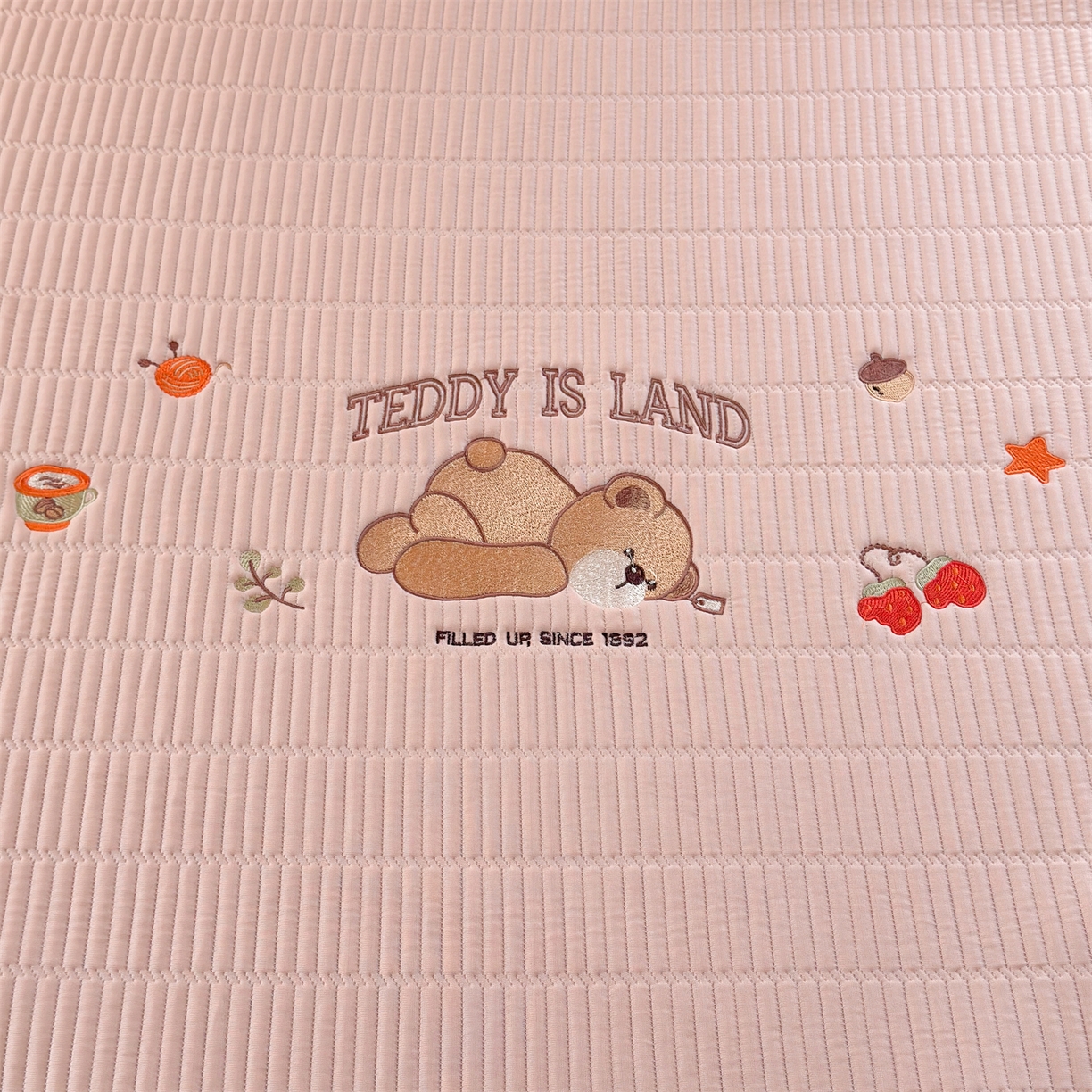 91家纺网 家纺一手货源 找家纺 慕木家纺 2026新品A类高端刺绣PE乙纶冰豆豆凉席泰迪爱兰系列正版授权(提供买家秀) 粉莓熊眠-粉