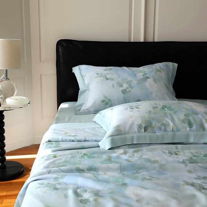 91家纺网 家纺一手货源 找家纺 久典家居 2026新款20%桑蚕丝+80%聚酯纤维宽边夏被四件套 碧天