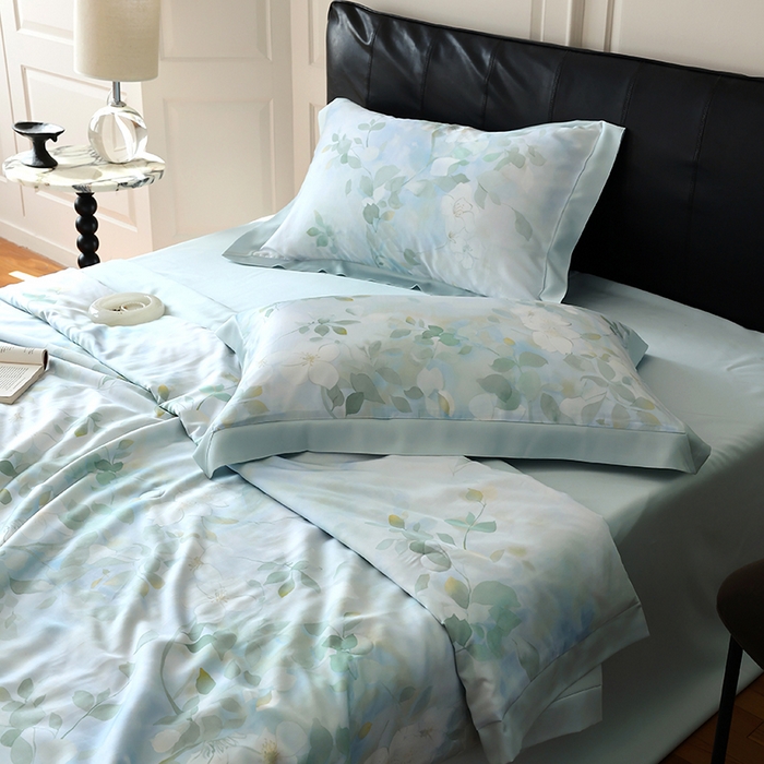 91家纺网 家纺一手货源 找家纺 久典家居 2026新款20%桑蚕丝+80%聚酯纤维宽边夏被四件套 碧天