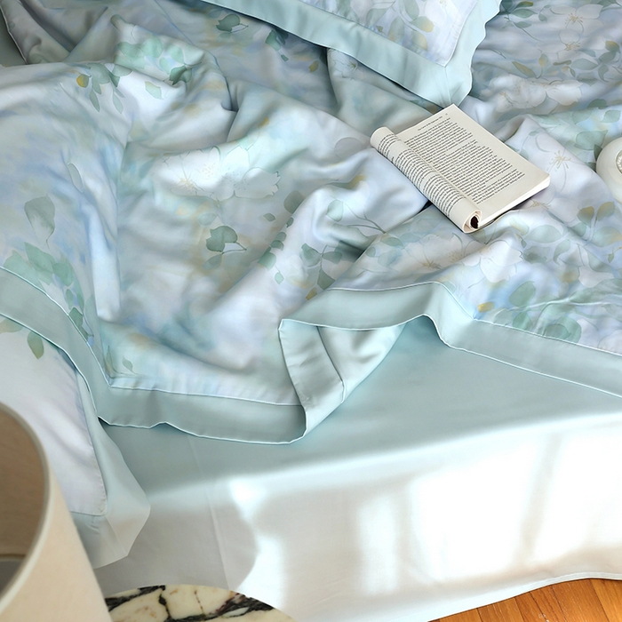 91家纺网 家纺一手货源 找家纺 久典家居 2026新款20%桑蚕丝+80%聚酯纤维宽边夏被四件套 碧天