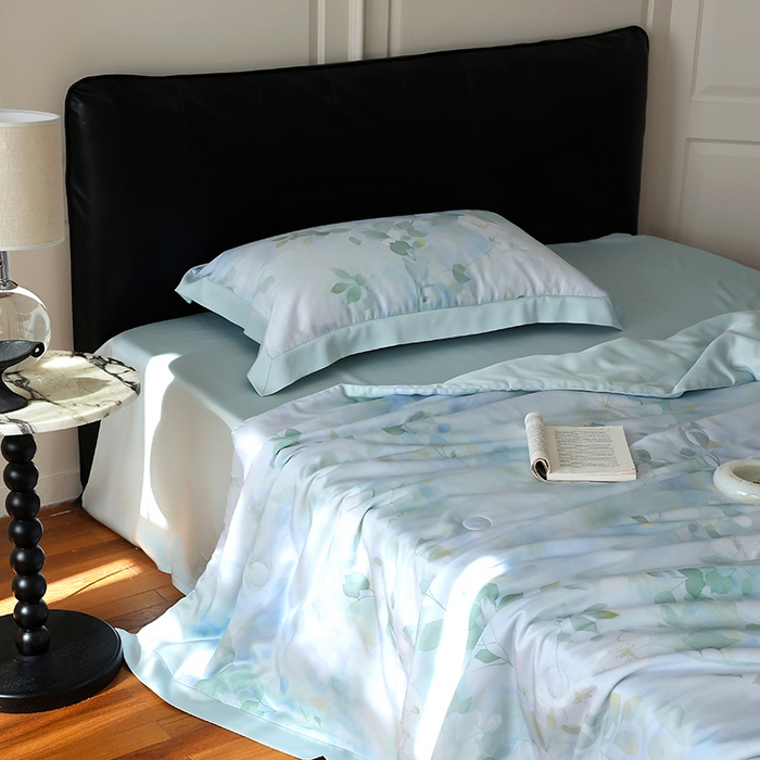 91家纺网 家纺一手货源 找家纺 久典家居 2026新款20%桑蚕丝+80%聚酯纤维宽边夏被四件套 碧天