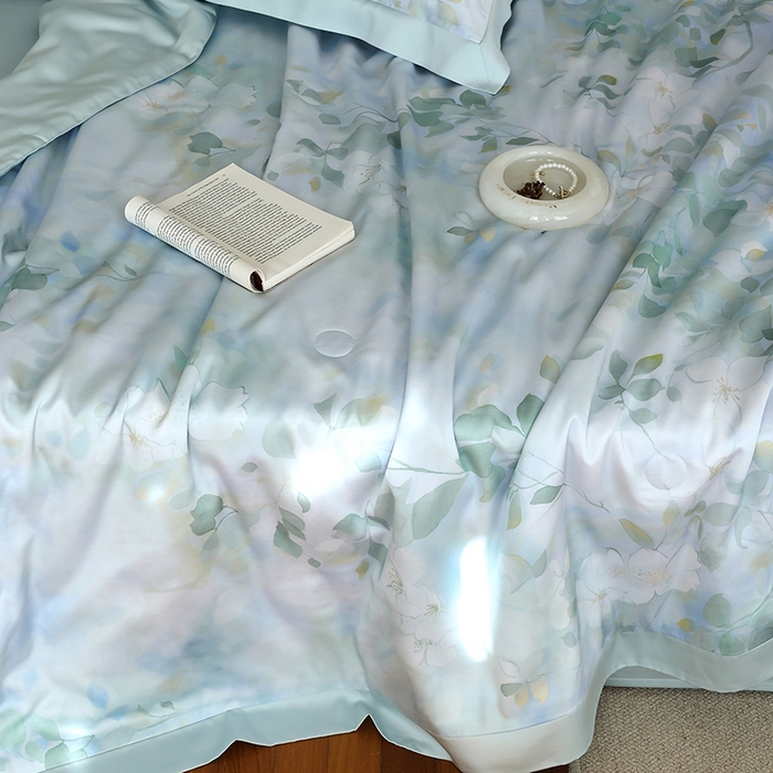 91家纺网 家纺一手货源 找家纺 久典家居 2026新款20%桑蚕丝+80%聚酯纤维宽边夏被四件套 碧天