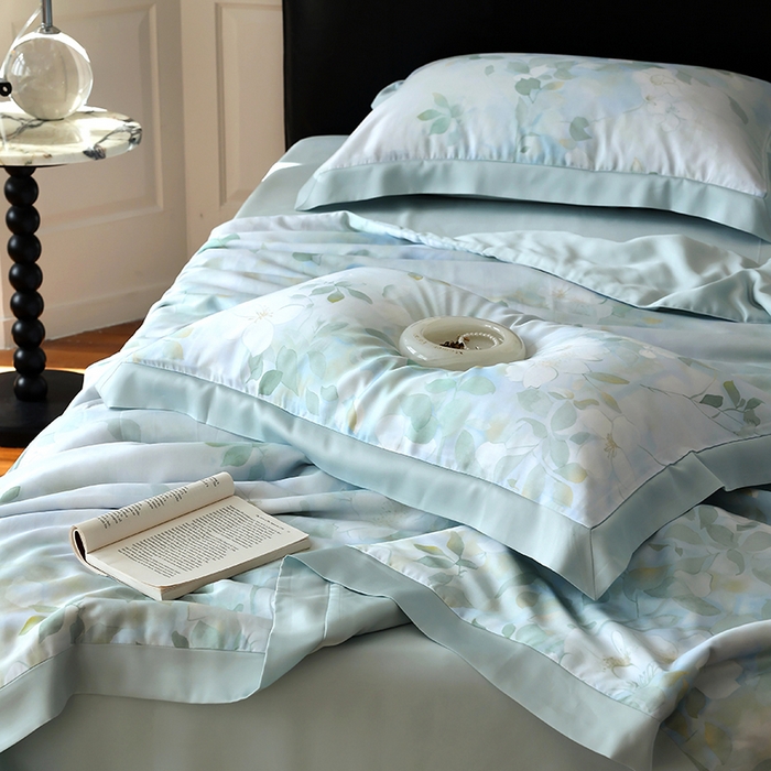 91家纺网 家纺一手货源 找家纺 久典家居 2026新款20%桑蚕丝+80%聚酯纤维宽边夏被四件套 碧天