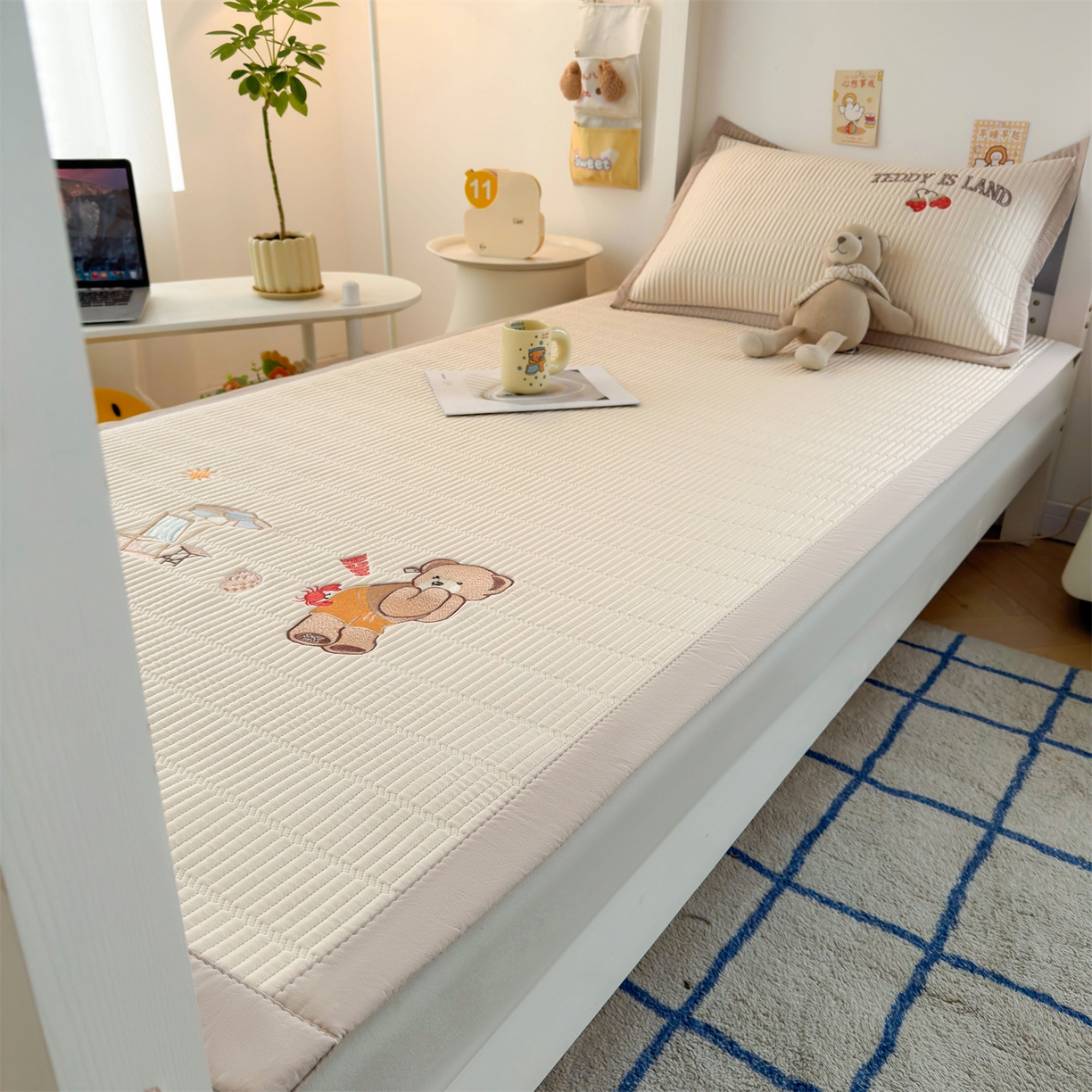 91家纺网 家纺一手货源 找家纺 慕木家纺 2026新品A类高端刺绣PE乙纶冰豆豆凉席泰迪爱兰系列正版授权(提供买家秀) 青屿熊语-米白