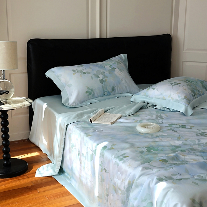 91家纺网 家纺一手货源 找家纺 久典家居 2026新款20%桑蚕丝+80%聚酯纤维宽边夏被四件套 碧天