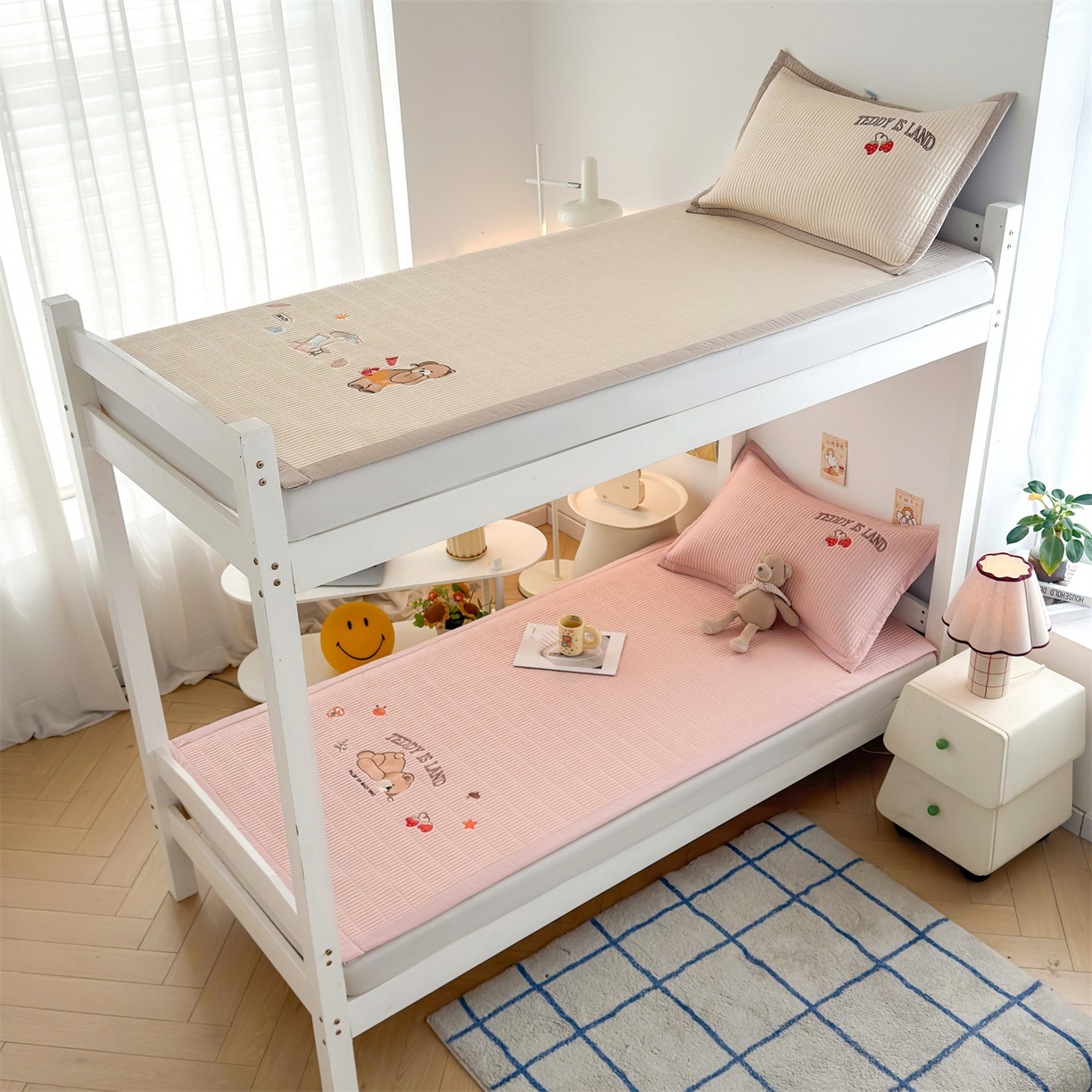 91家纺网 家纺一手货源 找家纺 慕木家纺 2026新品A类高端刺绣PE乙纶冰豆豆凉席泰迪爱兰系列正版授权(提供买家秀) 粉莓熊眠-粉