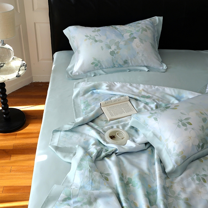 91家纺网 家纺一手货源 找家纺 久典家居 2026新款20%桑蚕丝+80%聚酯纤维宽边夏被四件套 碧天