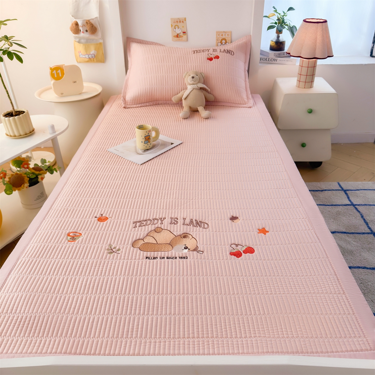 91家纺网 家纺一手货源 找家纺 慕木家纺 2026新品A类高端刺绣PE乙纶冰豆豆凉席泰迪爱兰系列正版授权(提供买家秀) 粉莓熊眠-粉